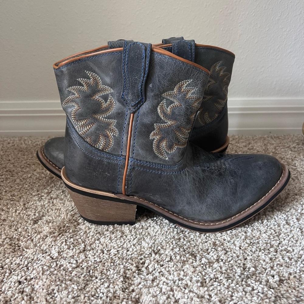 Laredo woman’s sapphyre embroidered round toe mid calf boots 7.5